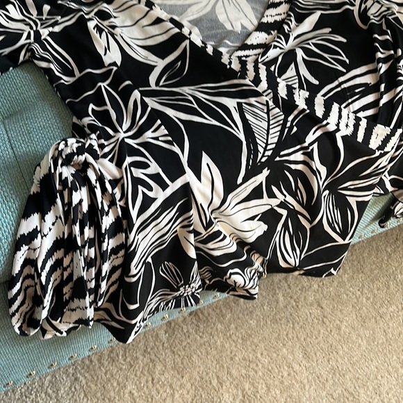 Alfani wrap blouse size medium stretchy fit that is slimming - Picture 8 of 8
